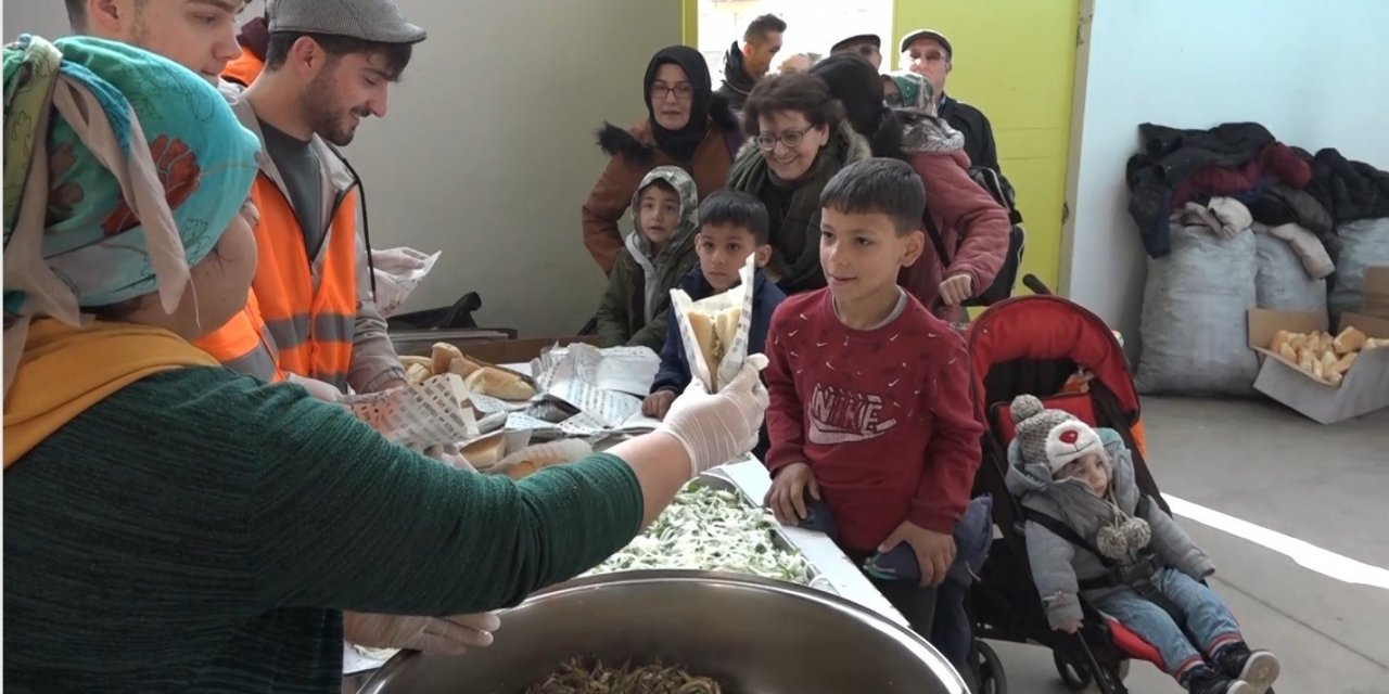 Bilecik’te düzenlenen festivalde 2 ton hamsi balığı dağıtıldı