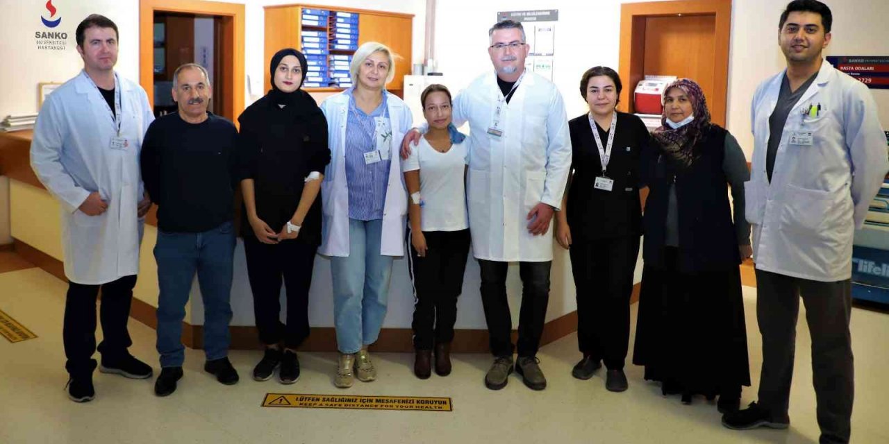 Fedakar anne ve baba çocukları için böbreklerini bağışladı