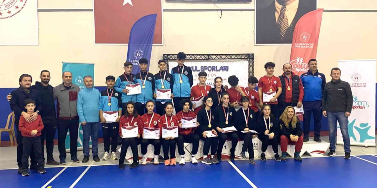 Badminton grup müsabakalarında finale yükselen takımlar belli oldu