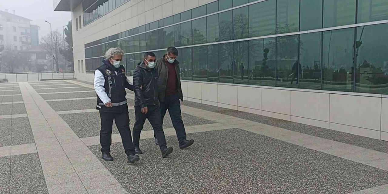 Minibüsten 12 kilo esrar çıktı: 2 gözaltı