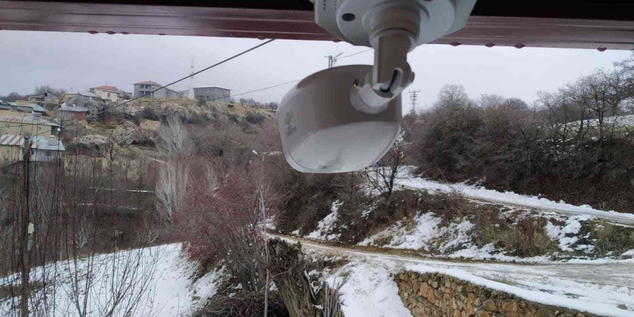 Köye güvenlik kamerası kurdular, 24 saat takip ediyorlar