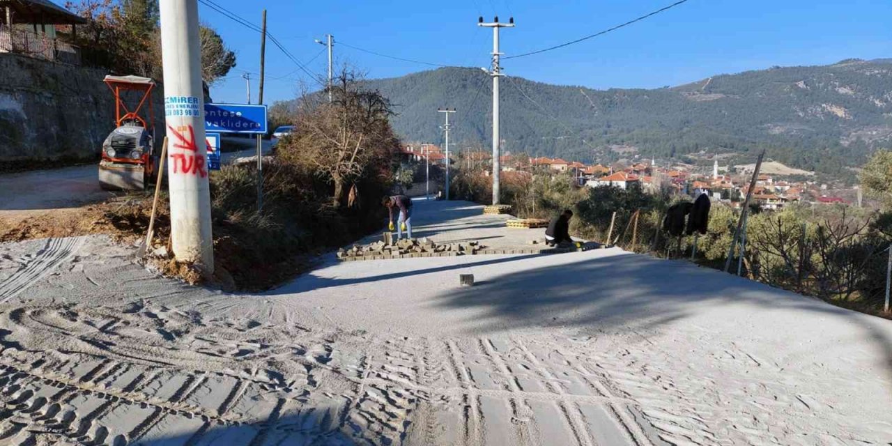 Kırsal mahallelerde yol çalışmaları sürüyor