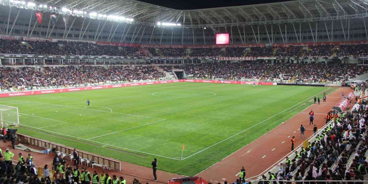 Sivassporlu taraftarlardan stadyum tepkisi!