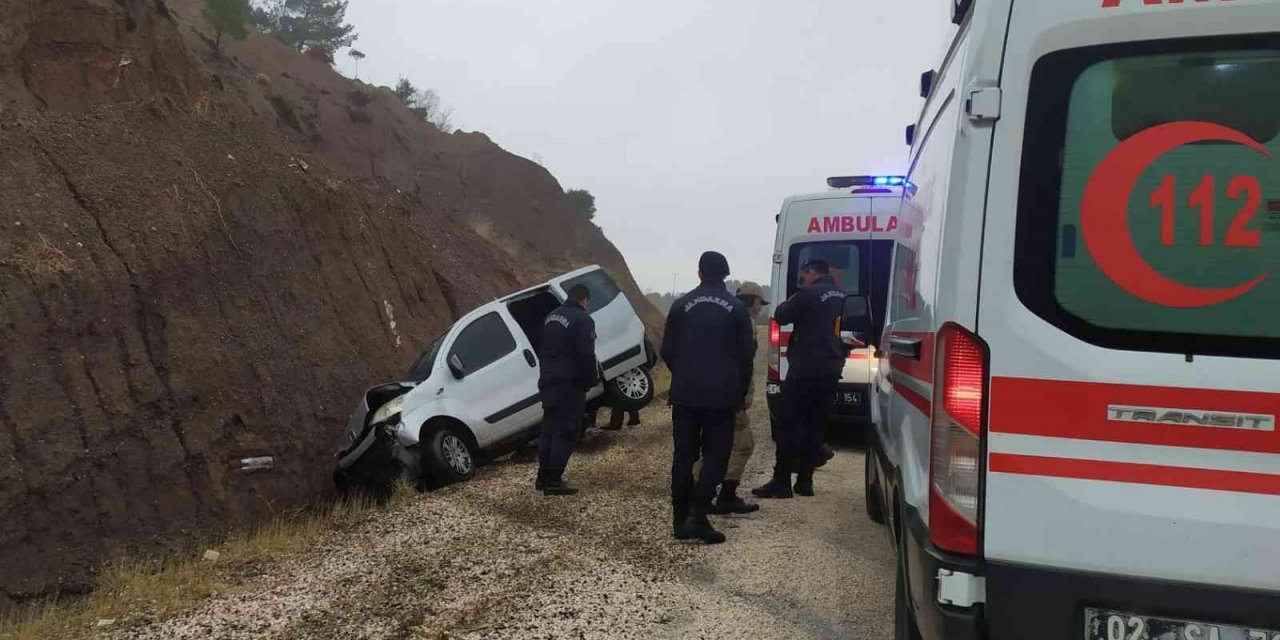 Hafif ticari araç şarampole devrildi:  3 yaralı