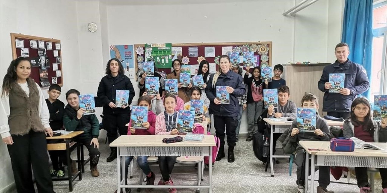 Jandarma ekipleri öğrencilerle çizgi film izledi, dergi hediye etti