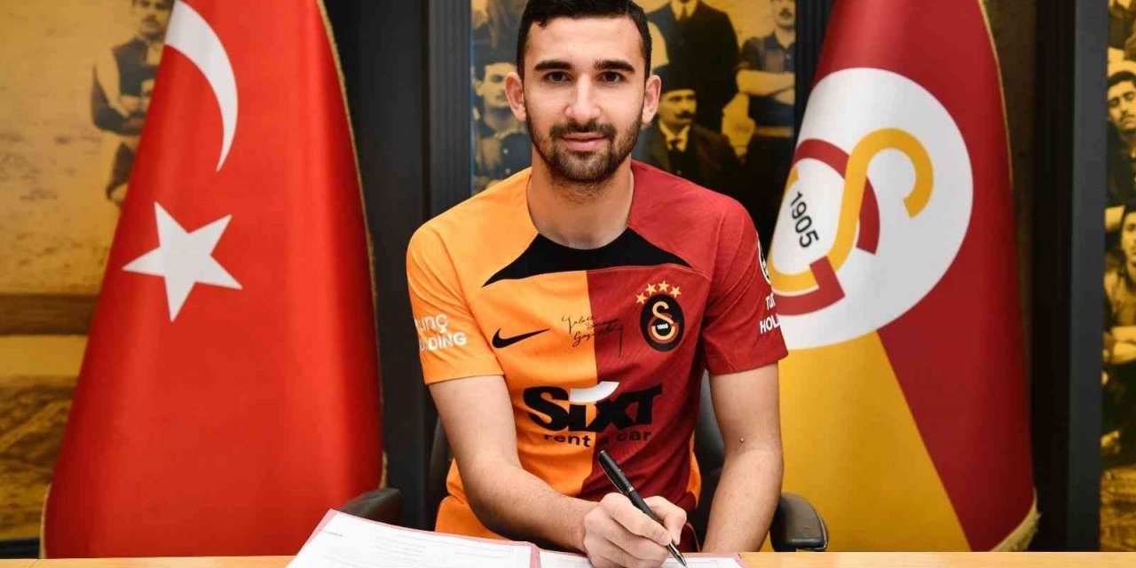 Galatasaray: "Akademimizde yetişen futbolcumuz Emin Bayram’ın 2024-2025 sezonu sonuna kadar geçerli olan profesyonel sözleşmesi tadil edilerek 2025-2026 sezonu sonuna kadar uzatılmıştır."