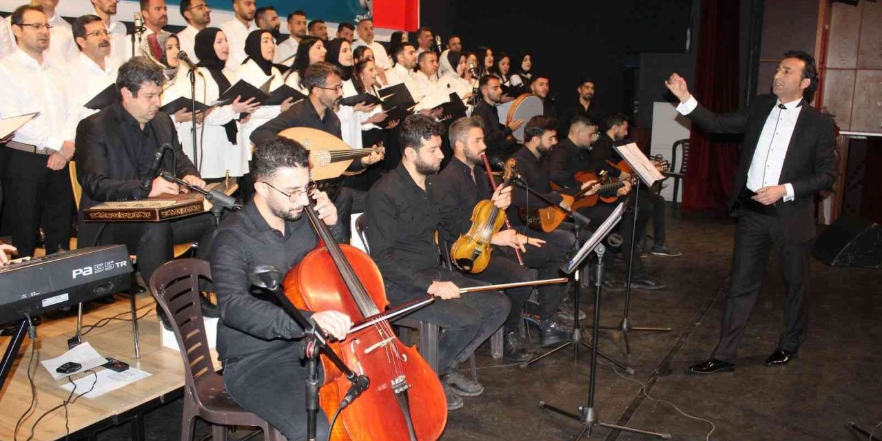 Kahta’daki öğretmenler korosu izleyicisinden tam not aldı