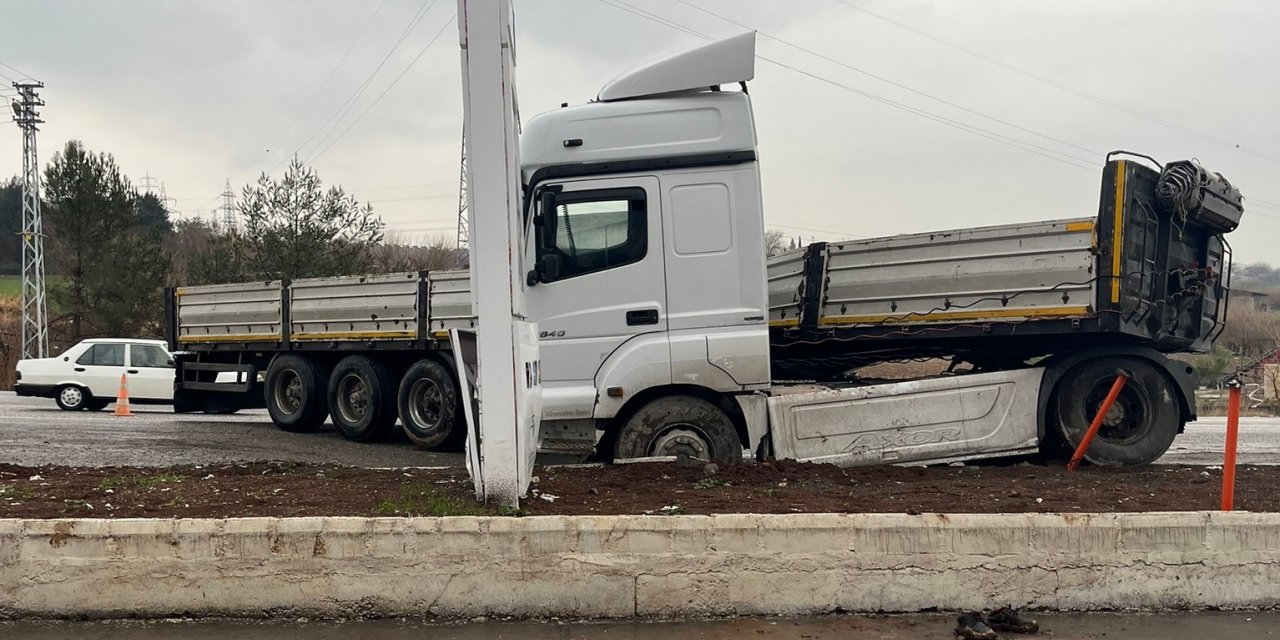 Aynı virajda 4 günde 2’nci tır kazası