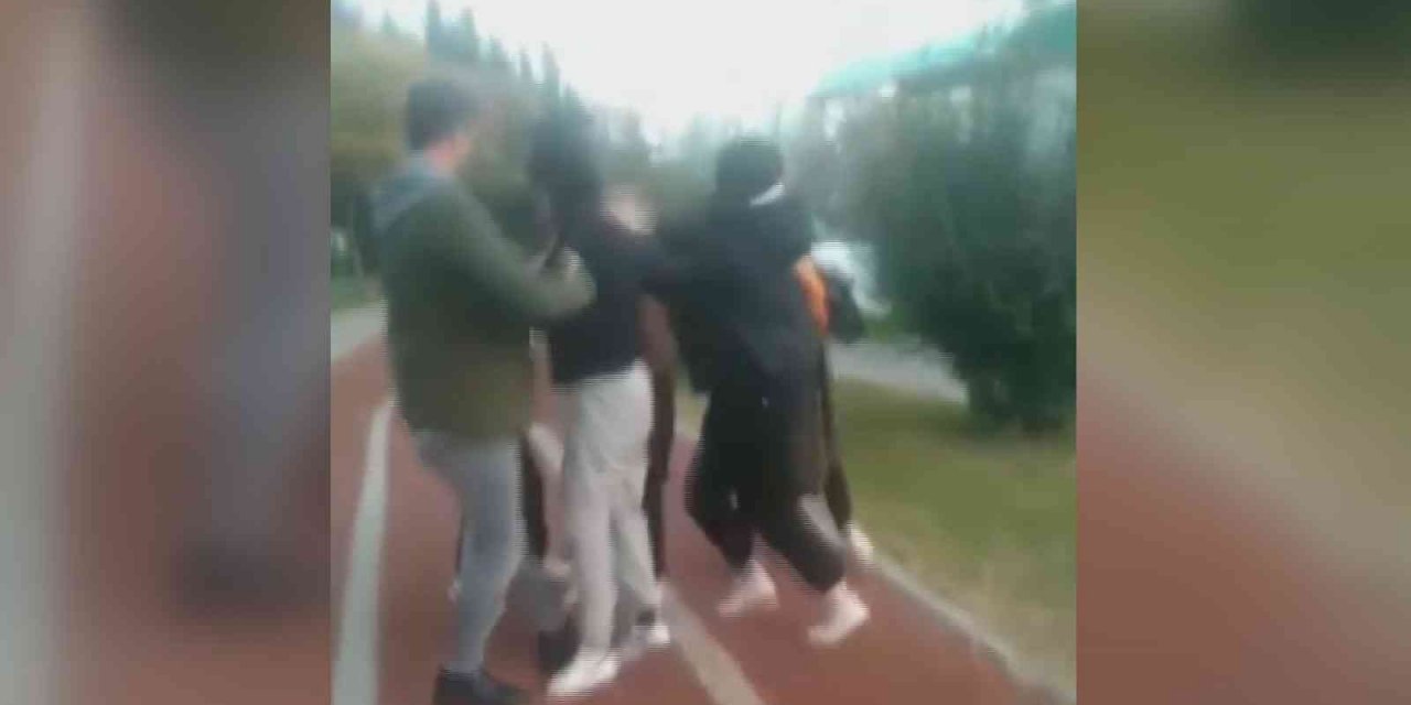 Aralarına aldıkları arkadaşlarını öldüresiye dövdüler