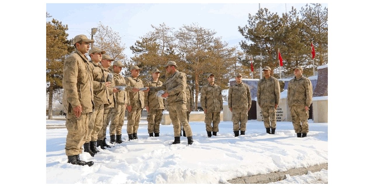 Elleri ile ördüğü çorapları Mehmetçiğe gönderdi