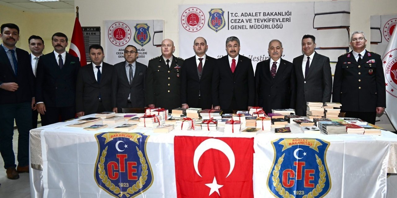 Osmaniye protokolünden kitap bağışı