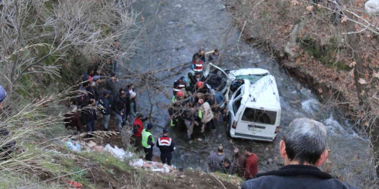 40 metrelik uçurumdan uçtular