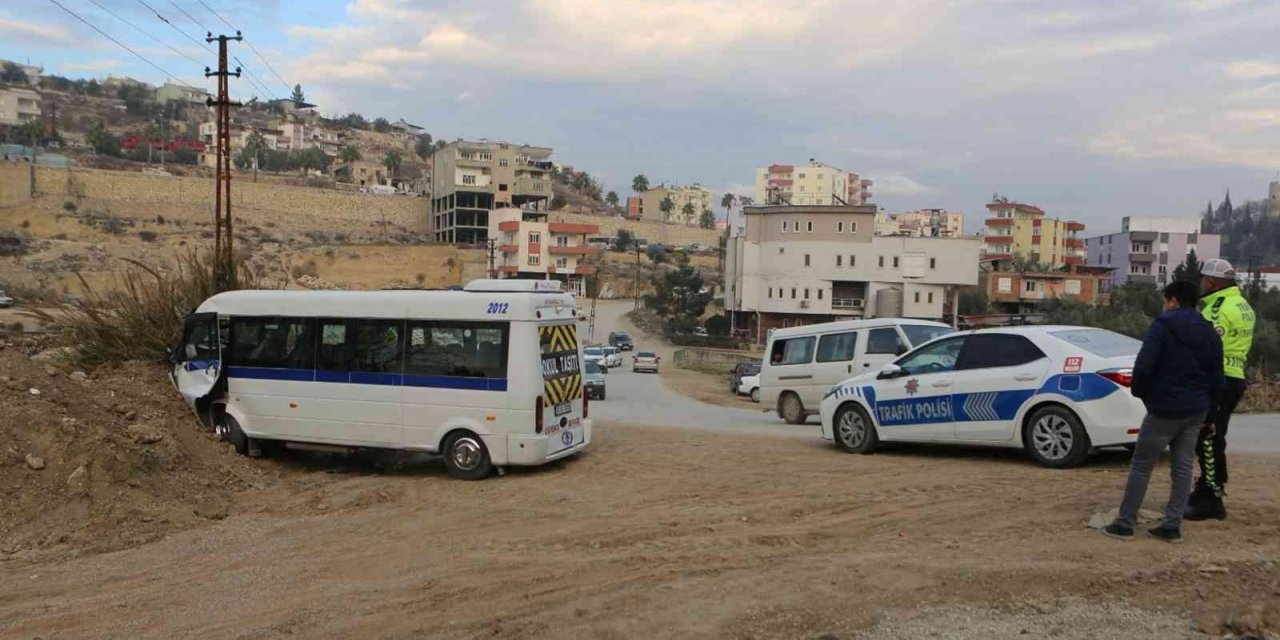 Freni boşalan öğrenci servisi toprak yığınına çarptı: 4 yaralı