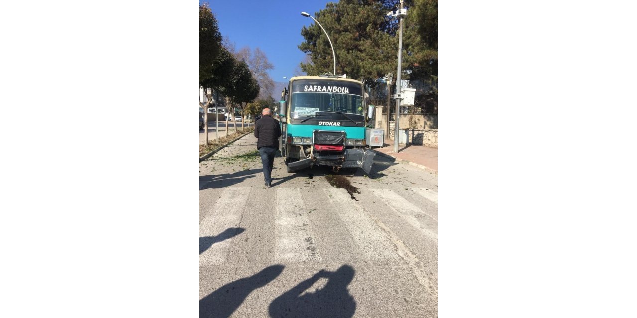 Yolcu minibüsü refüjdeki ağaca çarptı: 1 yaralı