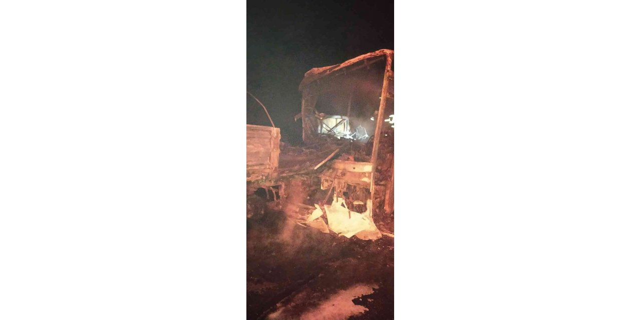 Yolcu otobüsü tıra arkadan çarptı: 3 ölü