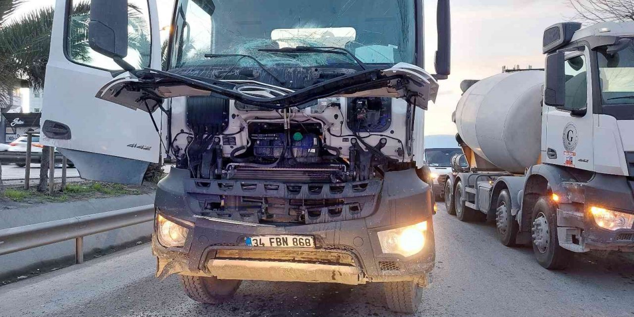 Beton mikseri minibüse çarptı: 1’i ağır 5 yaralı