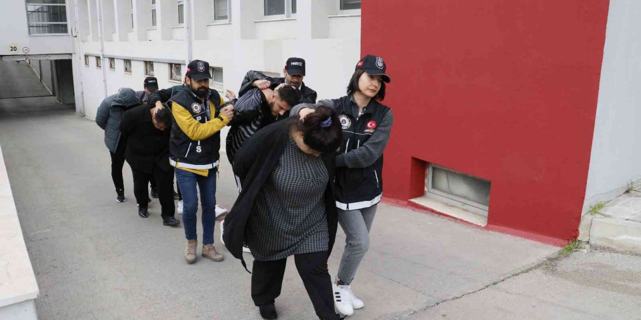 Çocukları da alet ettiler, kilolarca esrarı taşırken yakalandılar