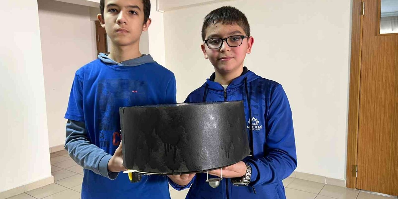 Ortaokul öğrencileri akıllı robot süpürge yaptı