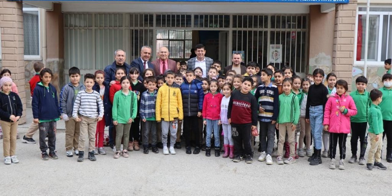 Minik öğrenciler ilk karne hediyelerini Başkan Özcan’dan aldı