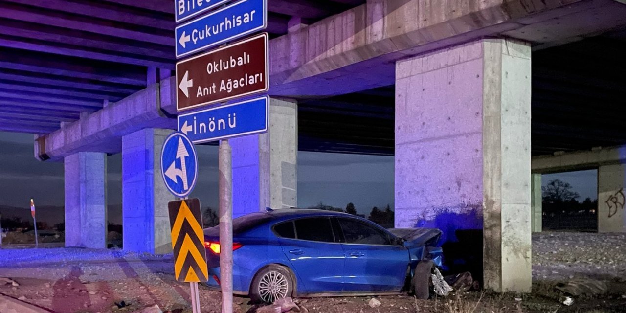 Köprünün beton ayağına çarpan otomobilin sürücüsü hayatını kaybetti