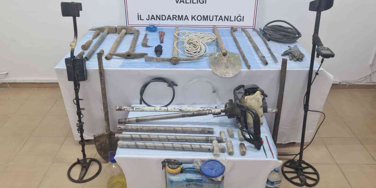 Kaçak kazı yaparken jandarmaya yakalandılar