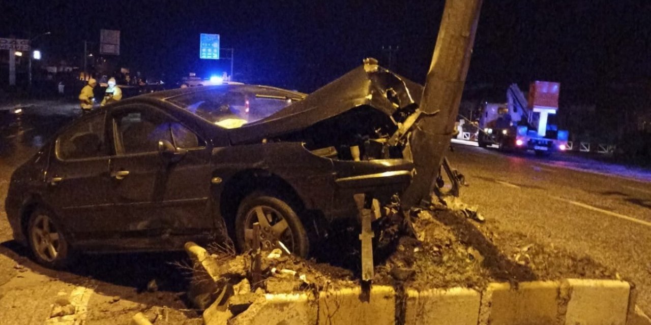 Otomobil elektrik direğine çarptı