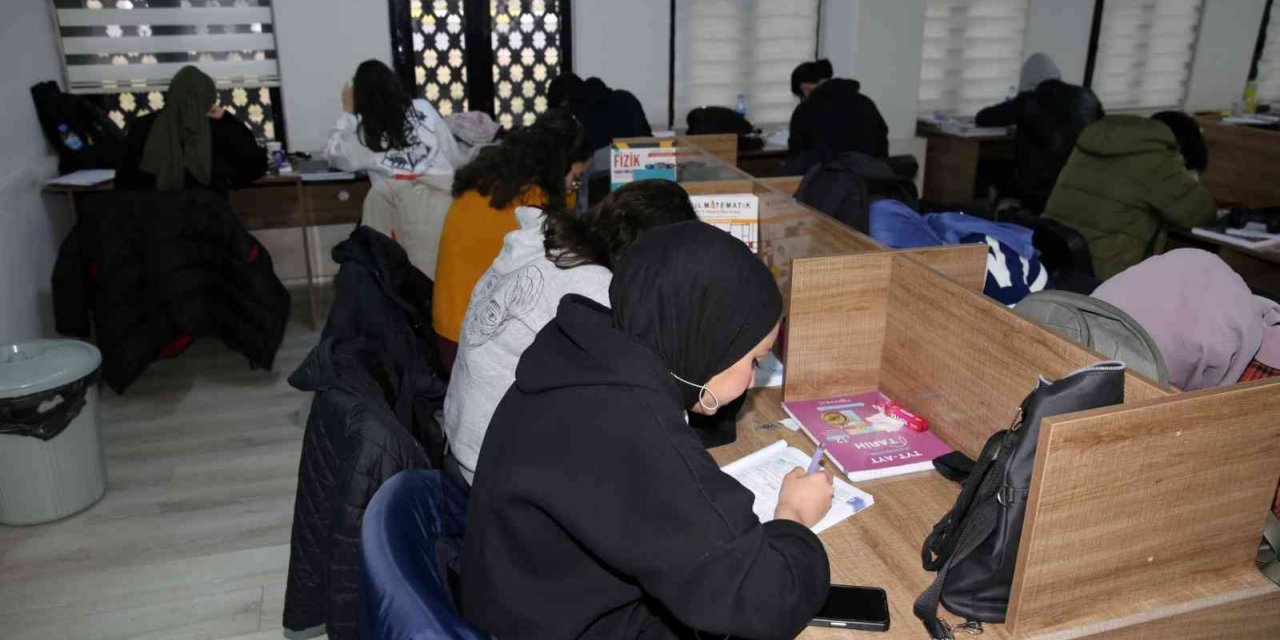 Gençler okuma evleriyle sınavlara hazırlanıyor