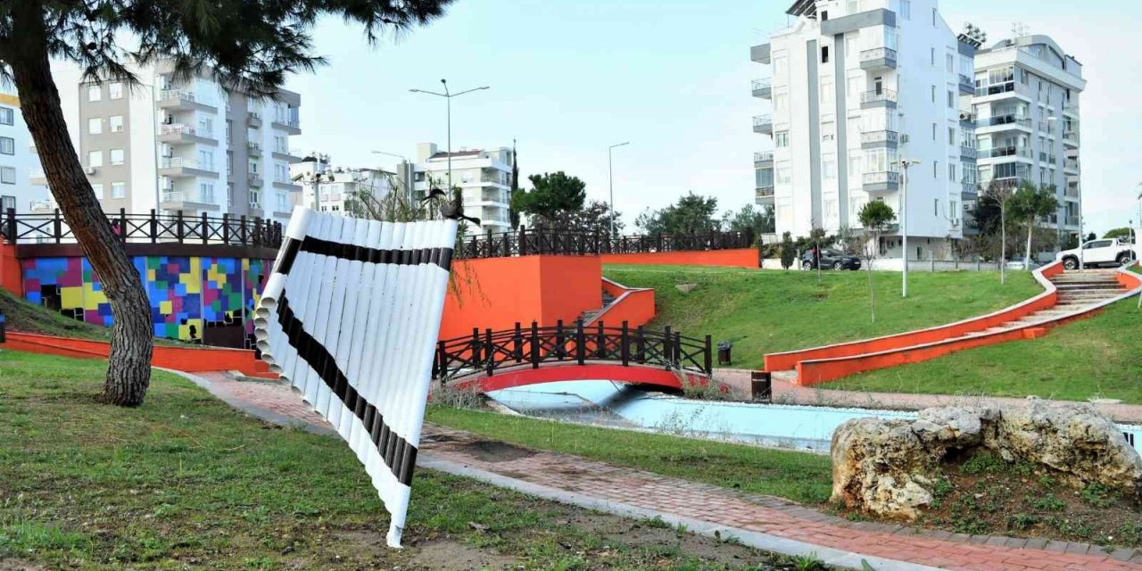 Atıklar parkta sanata dönüştü