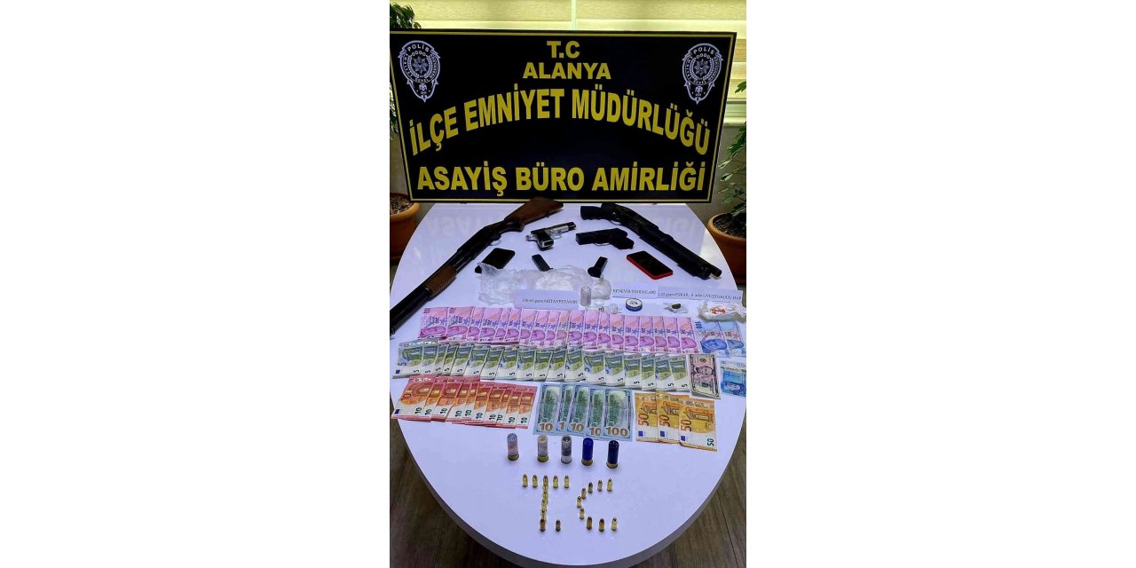Polisten kaçarak saklandıkları adresten uyuşturucu ve silah çıktı