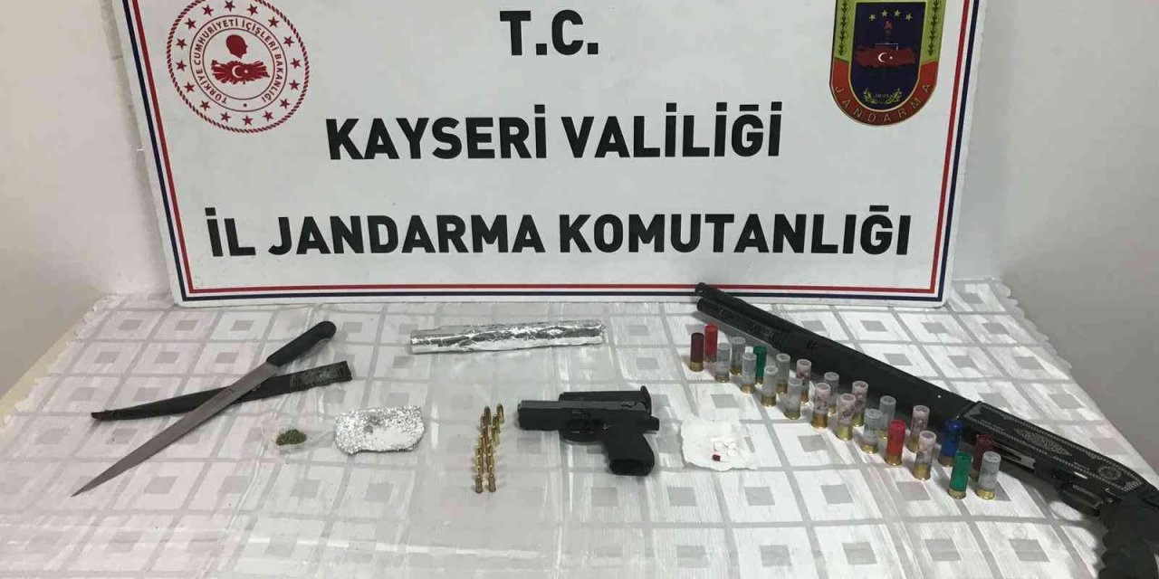 Zehir taciri jandarmadan kaçamadı