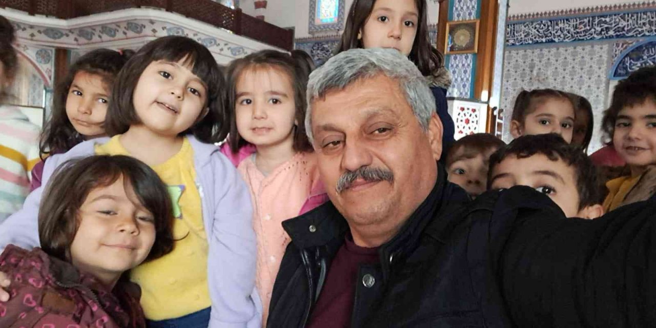 Minik öğrenciler kumbaralarındaki paraları camiye bağışladı