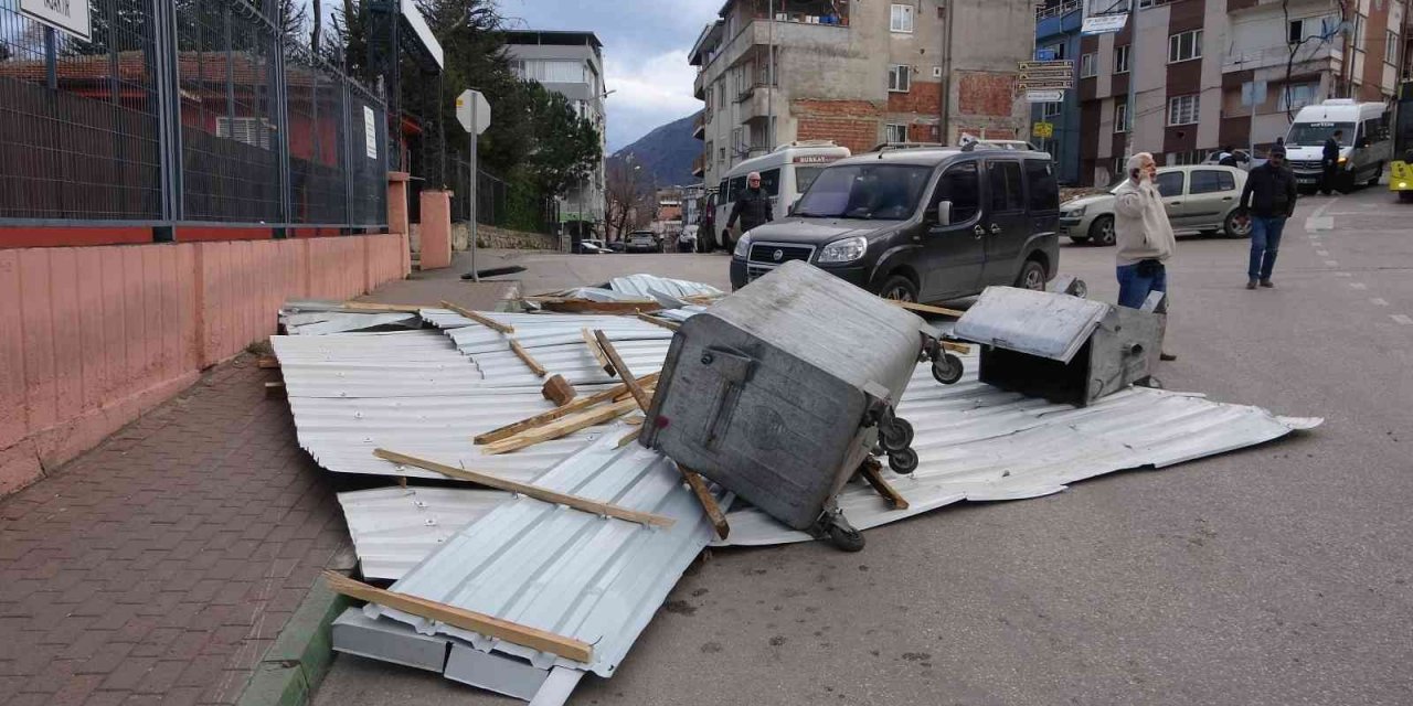 Bursa’da fırtına hayatı felç etti: Ağaçlar devrildi, otluk alan yangını depoya sıçradı
