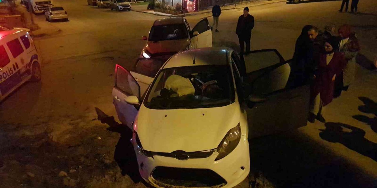 Safranbolu’da 2 otomobil çarpıştı, araçlarda maddi hasar oluştu