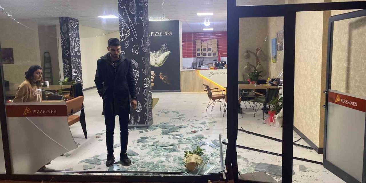 Hafif ticari aracın iş yerinin vitrinine çarpma anı güvenlik kamerasında