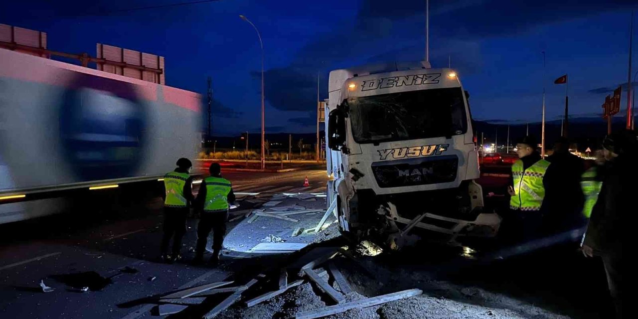 Toprak yüklü tır ile kereste yüklü kamyonet çarpıştı, 2 kişi yaralandı