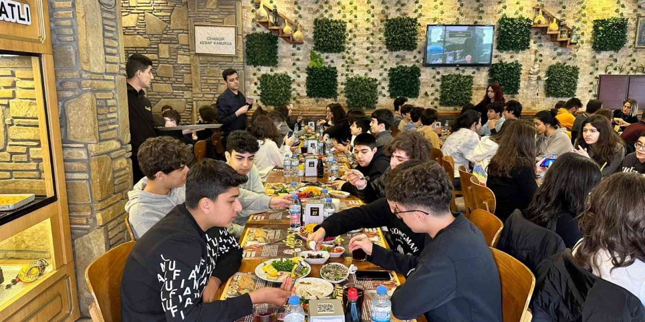 Şehir dışından gelen öğrenciler Adana kebabına hayran kaldı