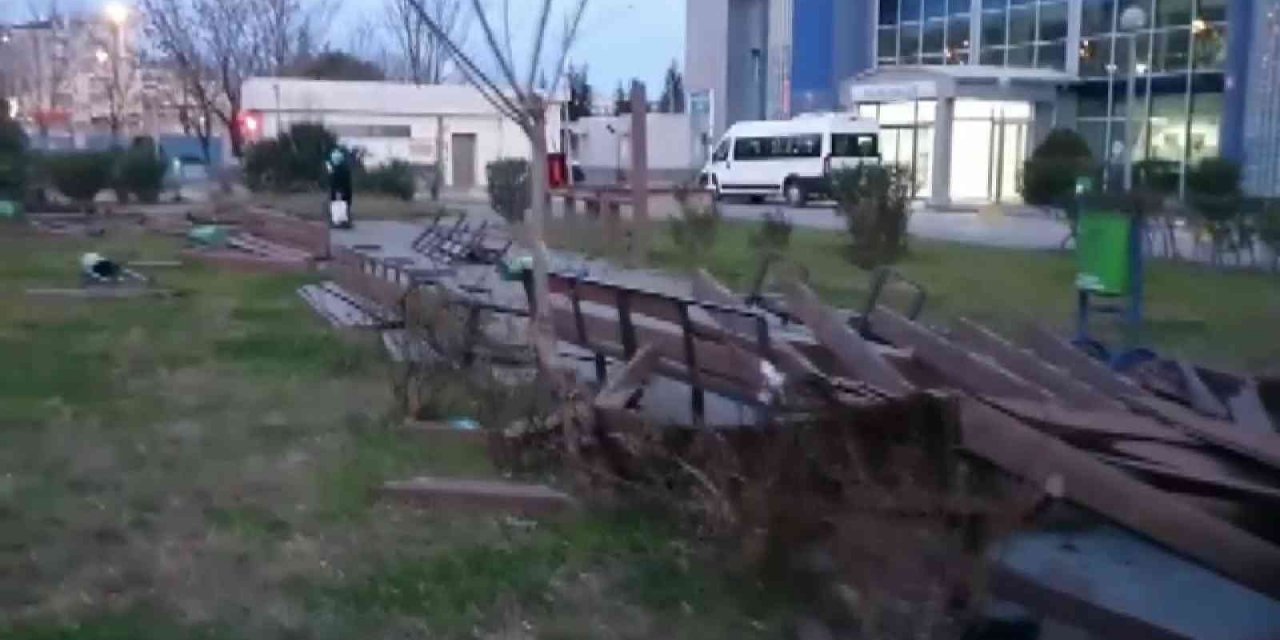 Bursa’da lodos kamelyaları parçaladı, esnaf tezgah açamadı