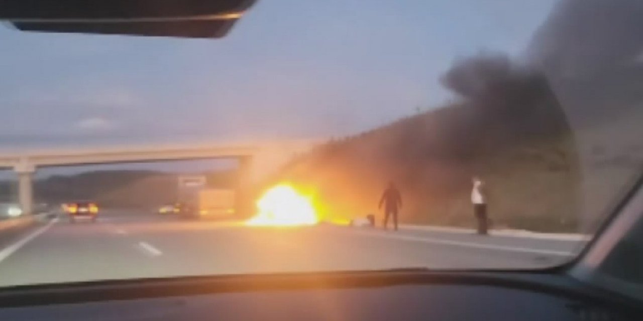 Bursa’da seyir halindeki hafif ticari araç alev alev yandı
