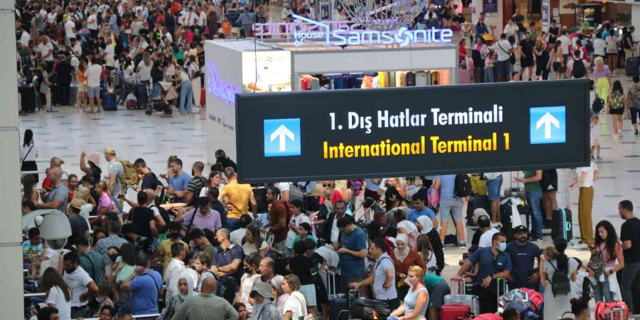 Pandemide dışarı çıkamayan yaşlı turistler, tatil için Türkiye’ye akın ediyor