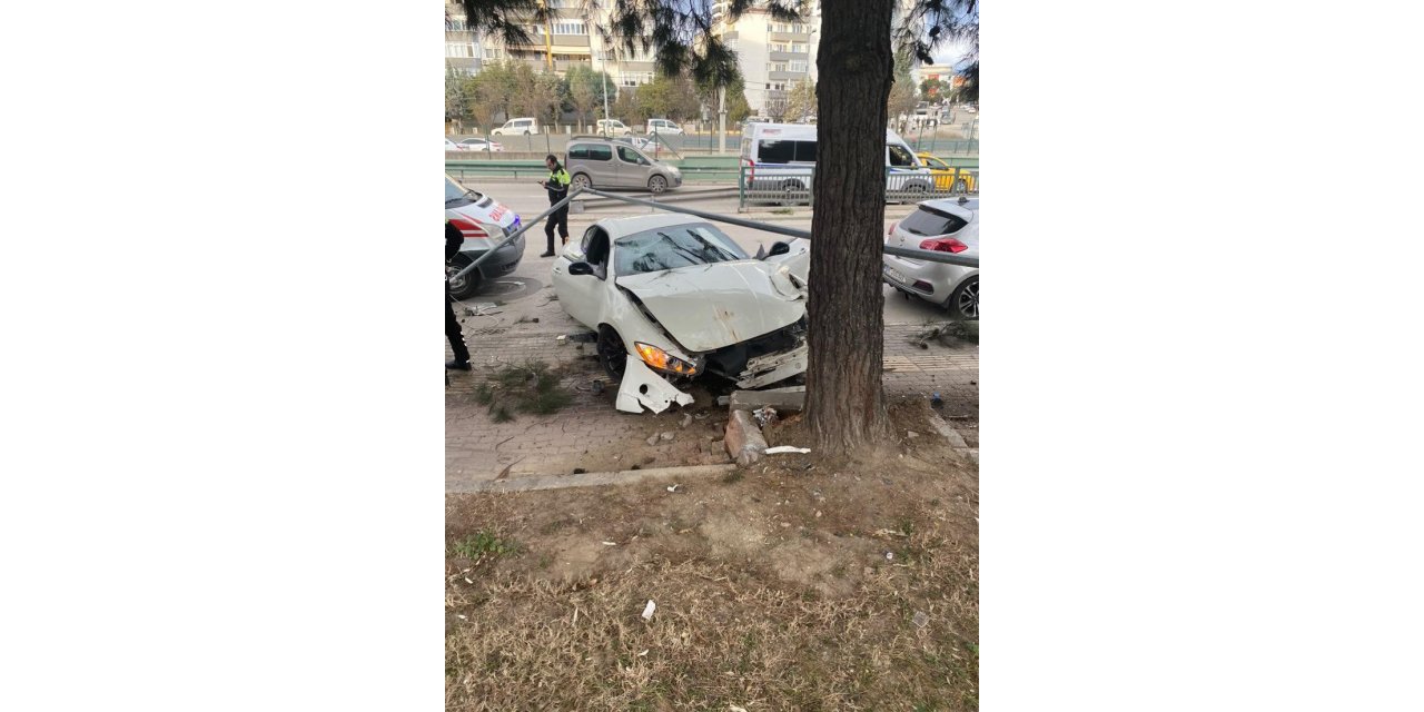 Bursa’da lüks otomobil ağaca çarparak pert oldu