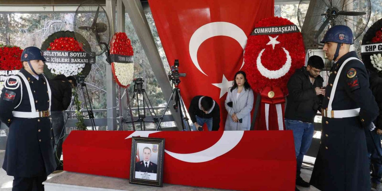 Otobüs kazasında şehit olan Eren Öztürk, Adana’da son yolculuğuna uğurlandı