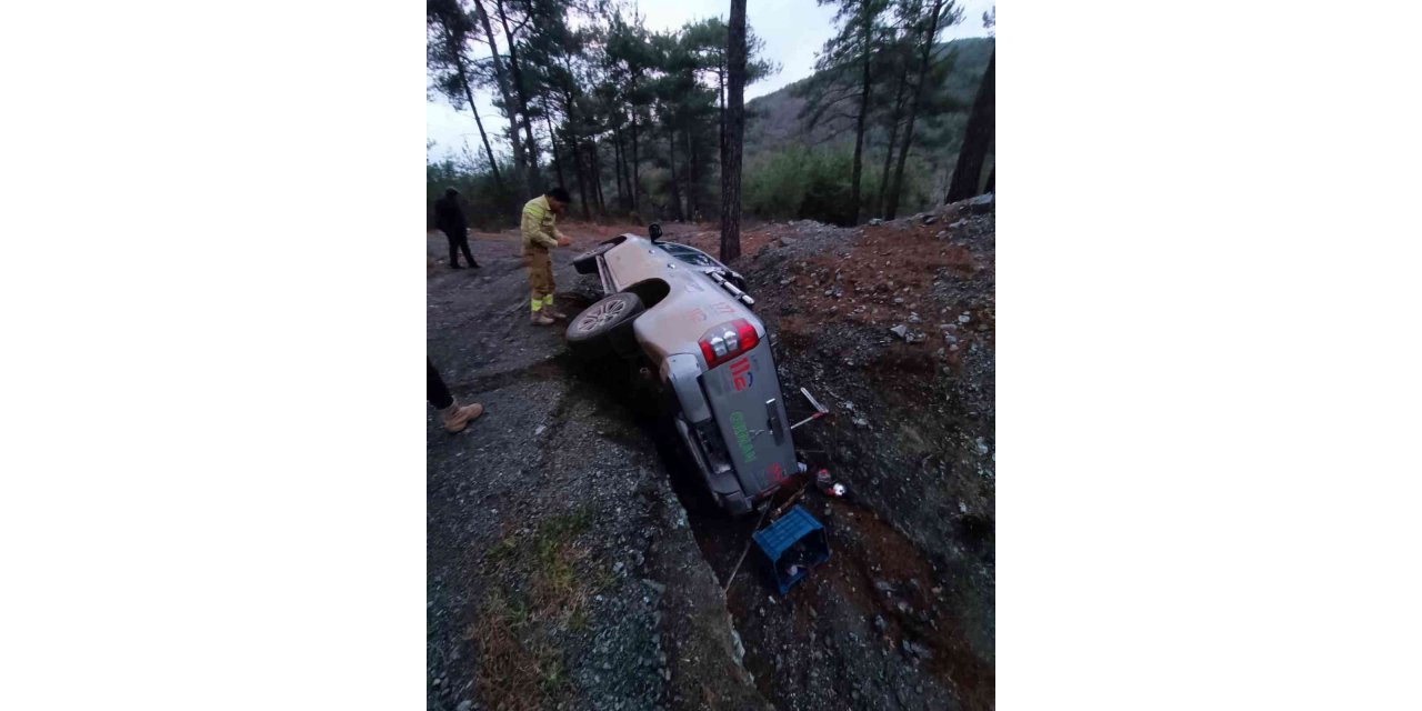 Görevden dönen orman işletmeye ait araç devrildi