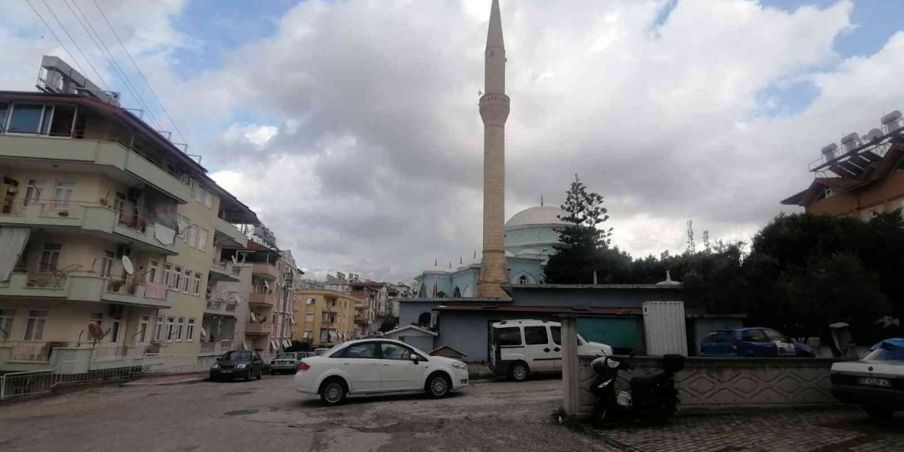 Kaza yapan otomobil, trafik lambasını devirdi