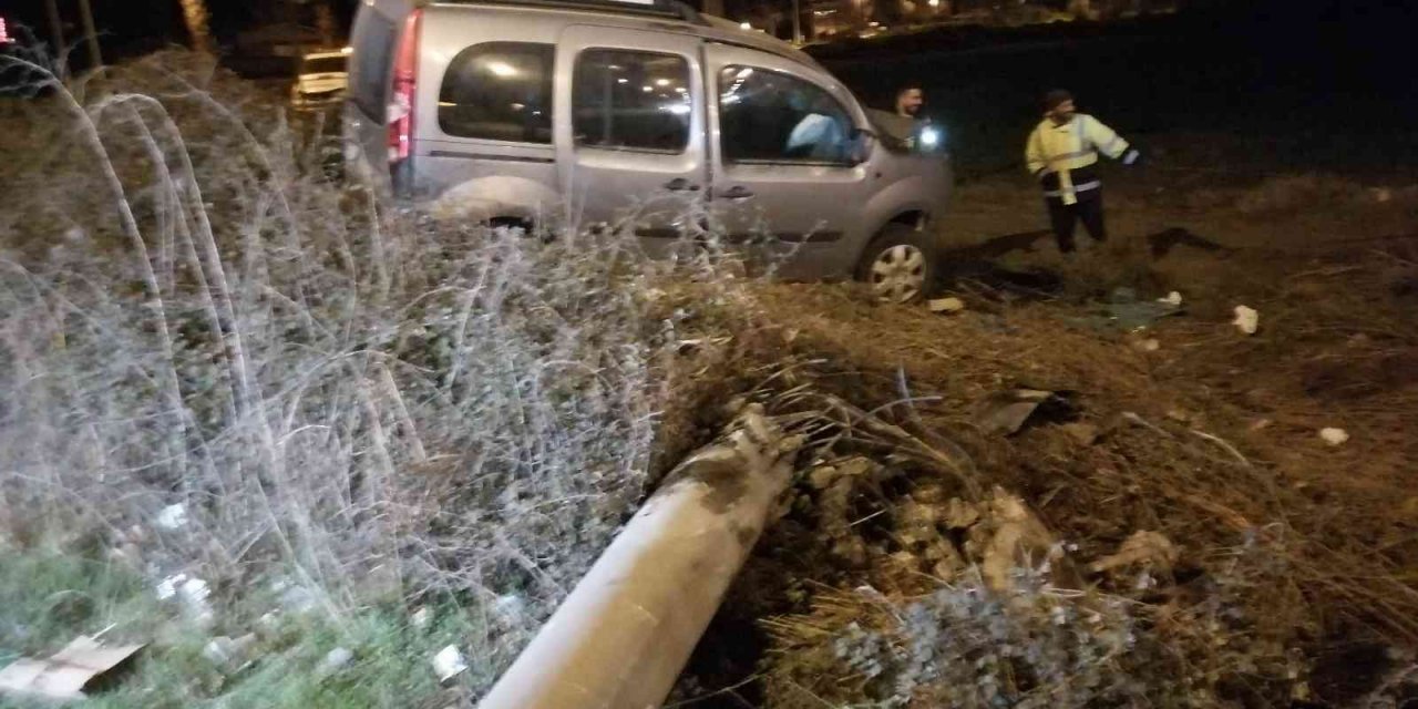 Manisa’da hafif ticari araç direğe çarptı: 1 ölü, 1 yaralı