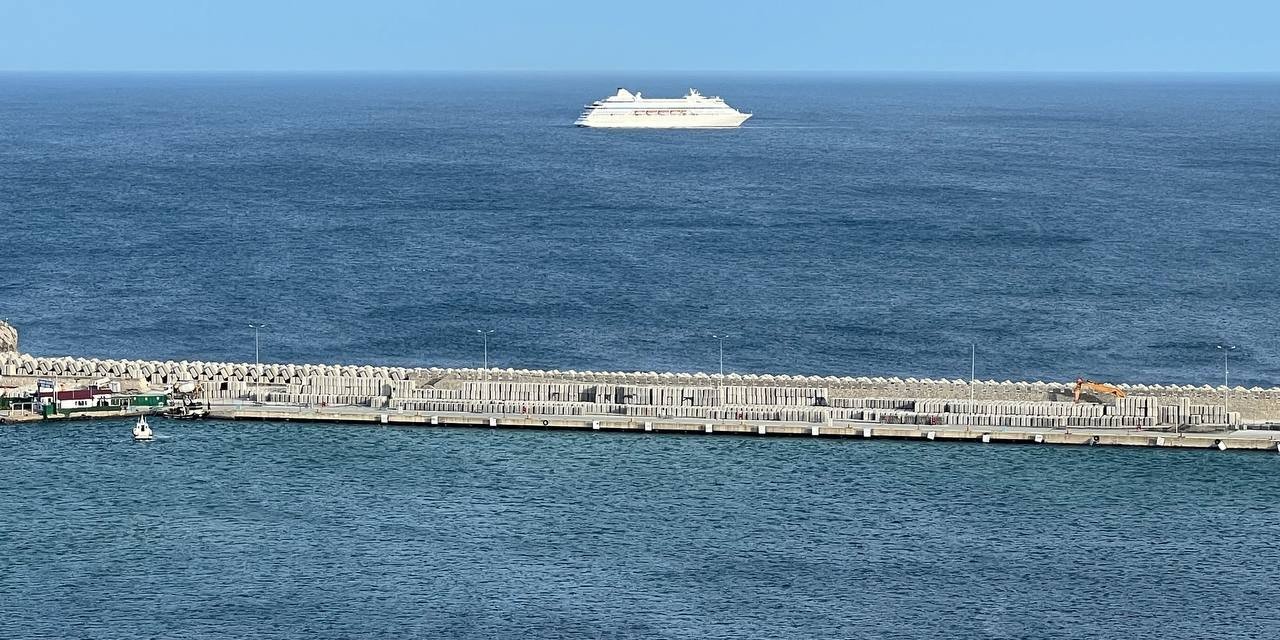 Amasra’ya gelen Rus Kruvaziyer liman usturmaçalarına çarptı