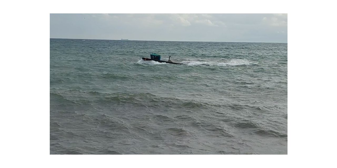 Fırtınada denize açılan teknenin dalgalarla mücadelesi kameraya yansıdı