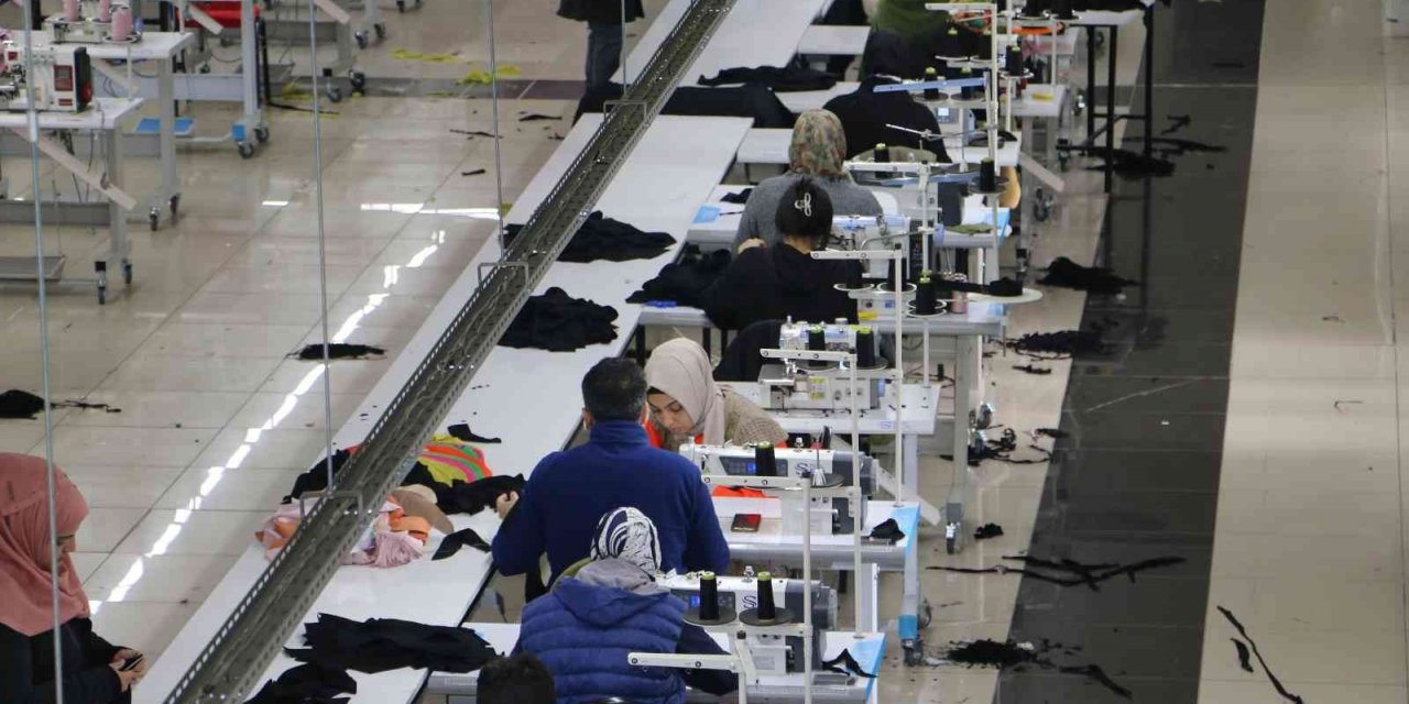 Diyarbakırlı öğrencilerden Ukraynalı askerlere uyku tulumu ihracatı