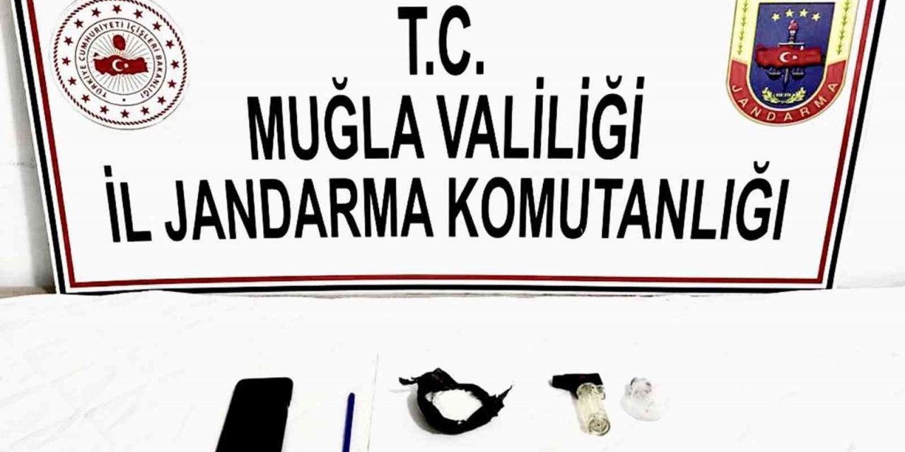 Aracın sigorta panelinde uyuşturucu yakalandı