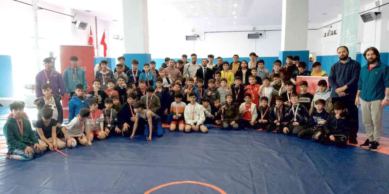 Karaman’da okul sporları güreş müsabakaları sona erdi