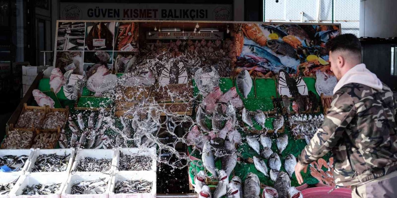 Lodos balık tezgahlarını vurdu, fiyatlar fırladı